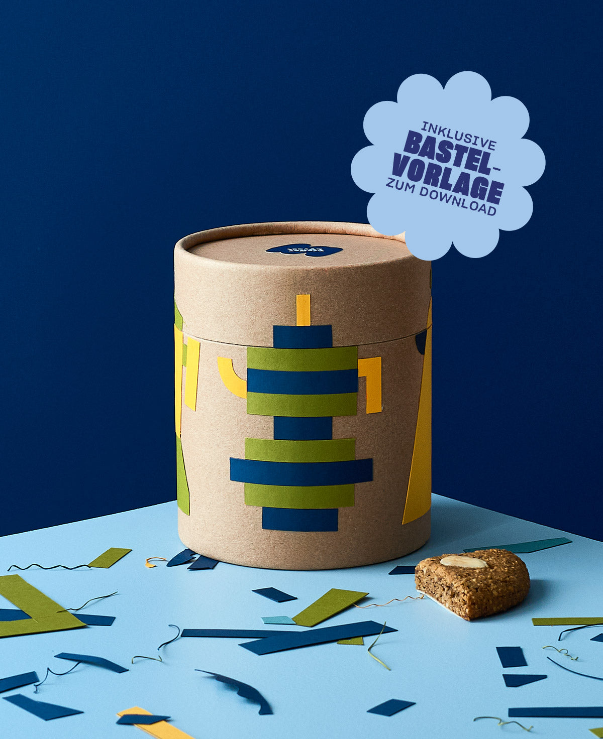 Pfeffer & Frost Basteldose mit BIO-Elisenlebkuchen. Inklusive der schönsten und einfachsten Kaffeekannen Bastelanleitung für alle Morgenmuffel. Und gratis dazu: STOCKMAR Wachsmalstift zu den ersten 1.000 Bestellungen.