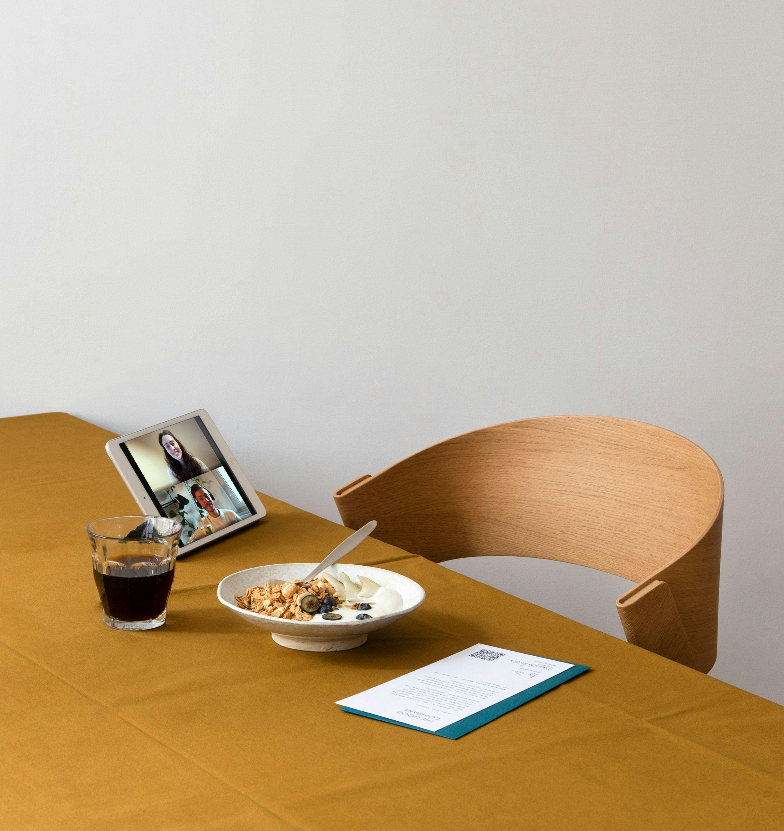 Sustainable meeting culture: Our Coffee Break Foodbox turns your cold call into a successful first meeting.