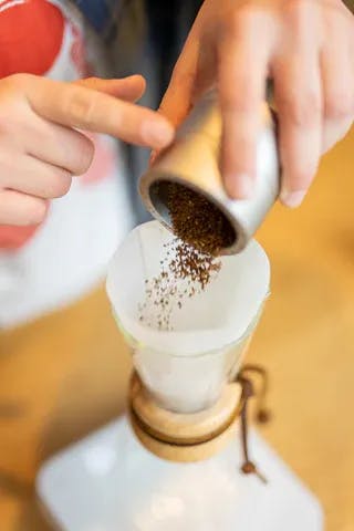 Filling coffee into the Chemex