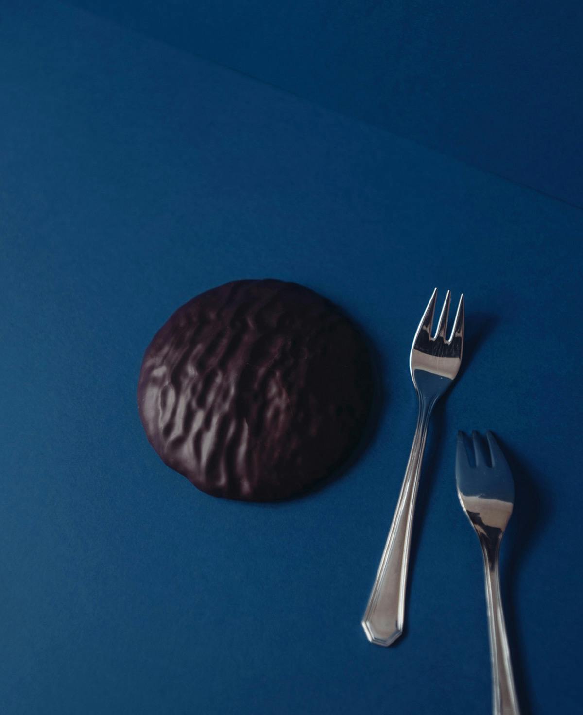 Hochwertiger Oblaten Lebkuchen mit dicker Schicht Schokoladenkuvertüre Dunkle Schokolade.