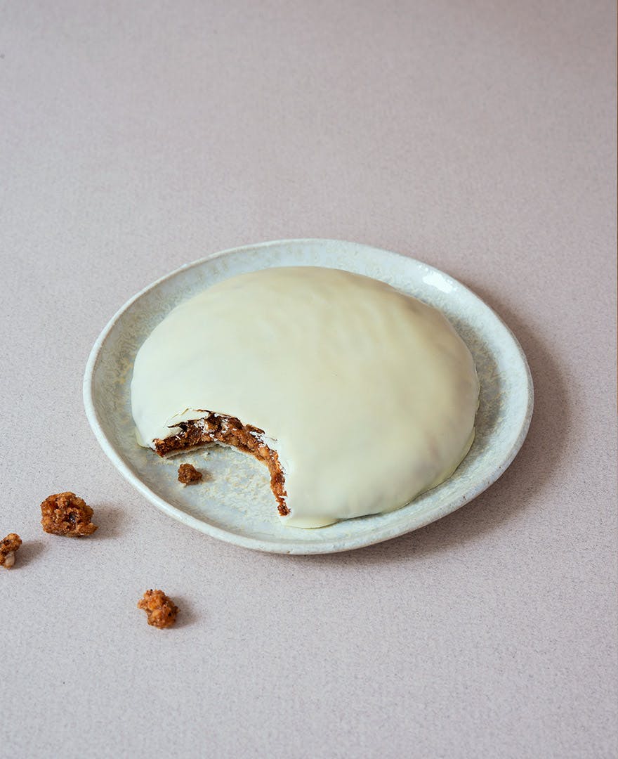 Weißer Elisenlebkuchen mit dicker Schicht Schokoladenkuvertüre - zum Anbeißen gut