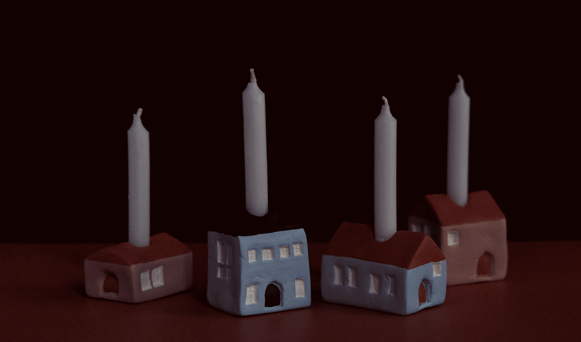 Erst eins, dann zwei, dann drei, dann vier: Unsere Bastelanleitung für Adventskerzen-Häuser